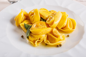 Piatto di Cappellacci con burro e salvia ripieni di zucca serviti in un ristorante elegante