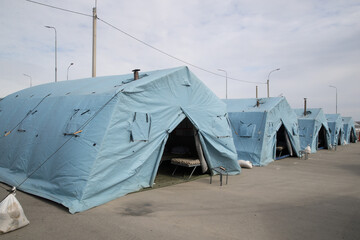new tents for refugees from Ukraine.mobile building, temporary refugee camp.refugee camp.isolation tent at the refugee distribution center.Refugee boot camp - obrazy, fototapety, plakaty