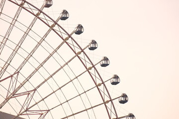 都会の中を回る観覧車