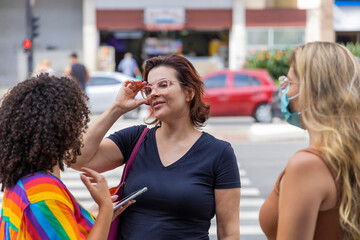 women talking at Paulista avenue intersection