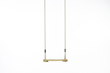 Balançoire vide suspendue sur fond blanc uni