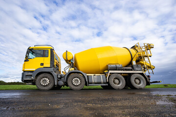Betonmischer liefert Beton  zur Baustelle.