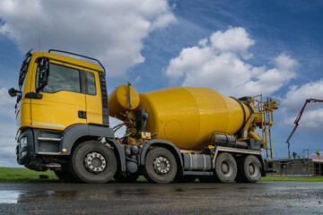 Betonmischer liefert Beton  zur Baustelle.