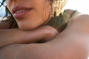 Close up woman face with sunlight, perfekt skin, natural beauty, beautiful lips - 492607591