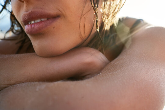 Close up woman face with sunlight, perfekt skin, natural beauty, beautiful lips