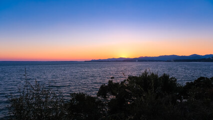 Fototapeta na wymiar 静岡県浜松市 浜名湖SAから見る夕暮れの浜名湖