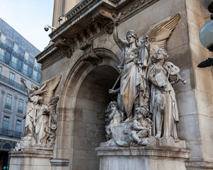 Fototapeta na wymiar Statues of the Opera Garnier