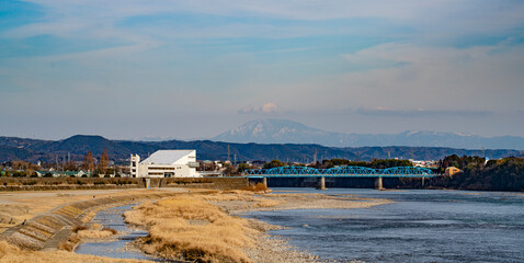中山道太田宿の木曽川堤防から見る太田の渡し方面と恵那山の見える風景