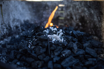 Holzkohle beim abbrennen auf dem Grill mit Glut und Feuer
