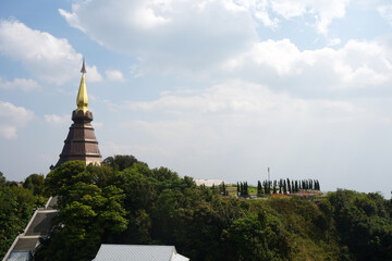Obraz premium Beautiful view of Phramahathat Napamathanidol Pagoda on the mountains and bright blue skies with white clouds in Doi Inthanon National Park, Northern Thailand. 