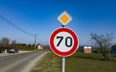 Panneau de limitation de vitesse sur toute prioritaire