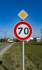 Panneau de limitation de vitesse sur toute prioritaire