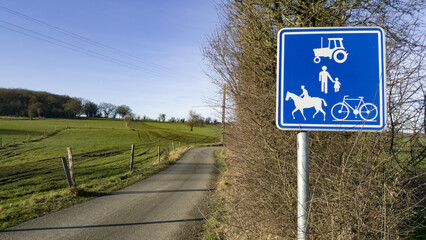 Panneau de chemin r&eacute;serv&eacute; aux v&eacute;hicules agricoles et usagers faibles