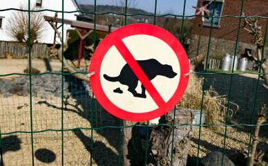 Petit panneau d&eacute;jections canines interdites