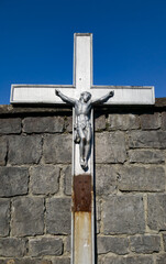 Grande croix avec Christ contre un mur