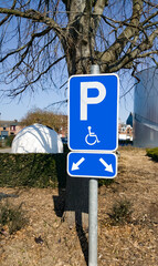 Panneau d'emplacements de parking pour handicap&eacute;s