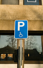 Panneau d'emplacement de parking pour handicap&eacute;s