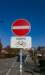 Panneau de sens interdit except&eacute; pour les cyclistes