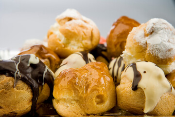 Detalle de pastelitos rellenos con chocolate 2
