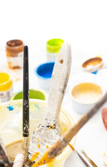Brushes and paintbrushes in a pot.