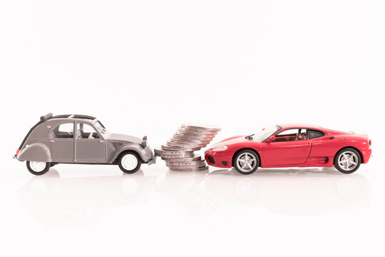 Véhicules miniatures  Ferrari F355 et Citroën 2 cv avec pièces de monnaie.	