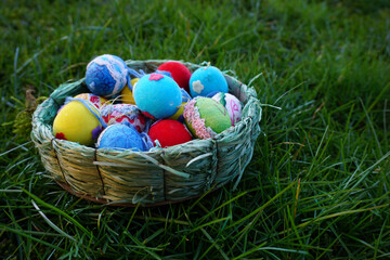 ein Korb mit Ostereiern auf einer Wiese