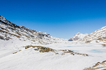 Bernina, Lago Bianco, Alpen, Graubünden, Winter, Schneedecke, Berninaexpress, Berninapass, Zugfahrt, Wintersport, Eis, Stausee, Schweiz