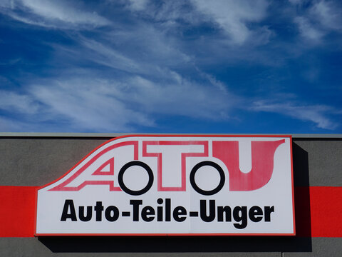 A.T.U-Schild im Shop. A.T.U ist eine gro&szlig;e Kfz-Werkstattkette und Einzelh&auml;ndler f&uuml;r Kfz-Teile mit ca. 600 Filialen in Deutschland, &Ouml;sterreich und der Schweiz