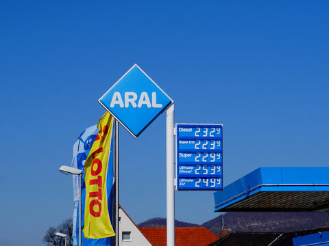Preistafel an einer ARAL Tankstelle mit hohen Spritpreisen in Deutschland