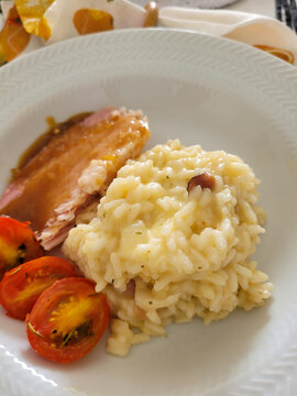 prato de risoto de bacon com lombo su&iacute;no e tomates  