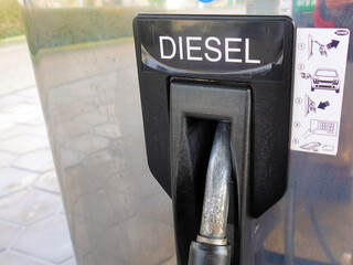 Zapfpistole an einer Tankstelle in Deutschland für Diesel kraftstoff mit Beschreibung für das...