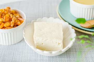 木綿豆腐とトマトソースの大豆炒め