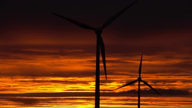 Erneuerbare Energie, Windr&auml;der am Abend
