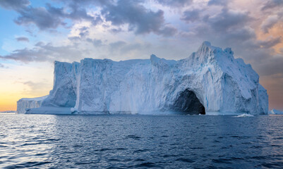 Fototapeta na wymiar grandes bloques de hielo flotando sobre el mar, icebergs en el polo norte.