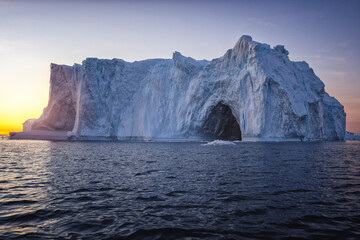 Fototapeta na wymiar grandes bloques de hielo flotando sobre el mar, icebergs en el polo norte.