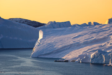 grandes bloques de hielo flotando sobre el mar, icebergs en el polo norte. © Néstor Rodan