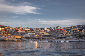Pueblo de groenlandia rodeado de icebergs llamado Ilulissat © Néstor Rodan