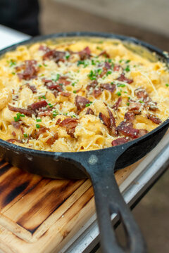 cocinando macarrones con queso en el asador 

macarrones con queso 

pasta 

macarrones con queso, tocino , ceboll&iacute;n 