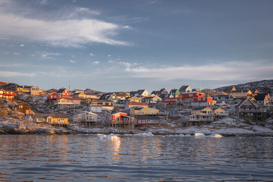 Pueblo de groenlandia rodeado de icebergs llamado Ilulissat