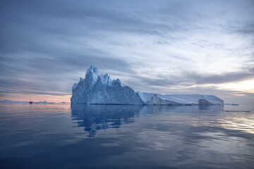 Naklejka na ściany i meble grandes bloques de hielo flotando sobre el mar, icebergs en el polo norte.