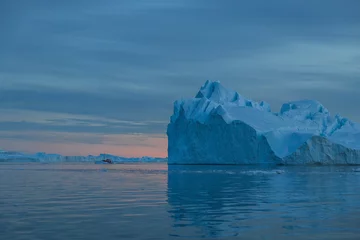 Fotobehang grandes bloques de hielo flotando sobre el mar, icebergs en el polo norte. © Néstor Rodan