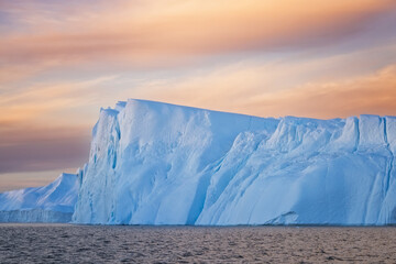 grandes bloques de hielo flotando sobre el mar, icebergs en el polo norte.