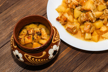 Roast with mushrooms cooked in traditional pots in the oven.