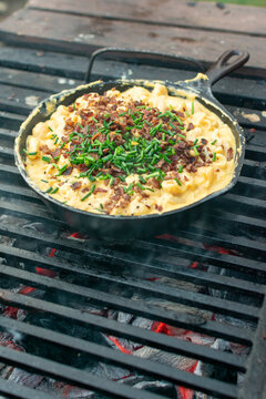 cocinando macarrones con queso en el asador 

macarrones con queso 

pasta 

macarrones con queso, tocino , ceboll&iacute;n 