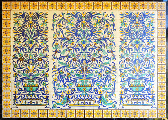 Muro interior de una casa española cubierto de azulejos de Triana Sevilla. Azulejos decorativos de...