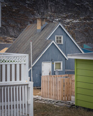 típico pueblo groenlandés en el círculo polar ártico rodeado de icebergs.