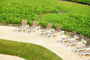 Sillas para descansar en la playa. Espacio al aire libre.