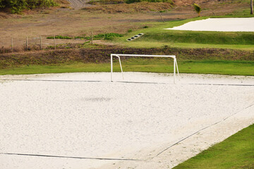 Campo de futbol con arena blanca en la playa de Monterrico, Guatemala. Espacio para texto en la parte inferior. © Cristyan