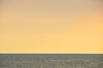 Atardecer  sobre el océano en la playa de Monterrico departamento de Santa Rosa. 