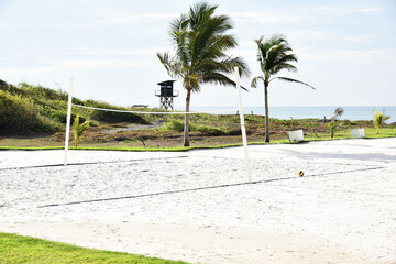Campo de Voleibol de playa con arena blanca y palmeras. Playa de Monterrico en Guatemala.